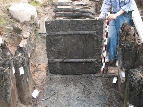 Cēsu muzeja galvenais speciālists, Dr. hist. Tālis Pumpuriņš 2008. g. 15. jūlijā "izcēla" Cēsu senākās durvis, kas bija izmantotas kāpņu noejai. - Foto D. Cepurīte