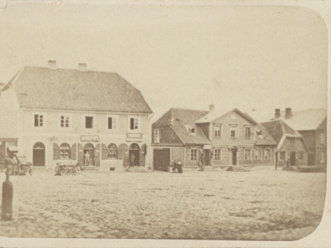 Nami Cēsīs pie Tirgus (Rožu) laukuma ap 1860. gadu. Senatnes pētniecības entuziasts ārsts Ernsts Ķivulis 1913. gadā fotogrāfijā redzamos namus nosaucis: Bēra, Lukaševica (Tagad Rīgas iela 27) un Tīrmaņa māja. G. Cīmene fotogrāfija. Oriģ