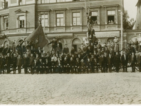 Pie ēkas L. Katrīnas ielā 2 Cēsu Brīvprātīgo ugunsdzēsēju biedrības dalībnieki biedrības 65 gadu jubilejā, 1932.g. 11. septembrī.