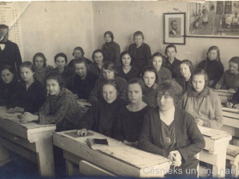 Cēsu pilsētas sieviešu neoģimnāzijas audzēknes klasē, 1924.g. P. Paukšēna foto. - CM 47157