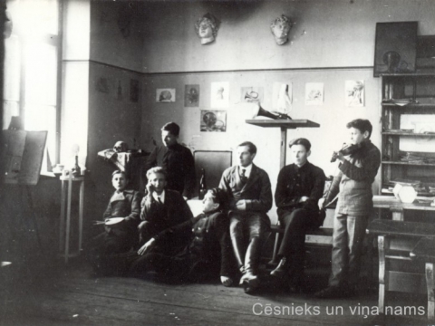 Zīmēšanas klase Cēsu zēnu reālskolā Raunas ielā 2, vidū - gleznotājs H. Markvarts, 1918. - 1919.g.; CM 58056