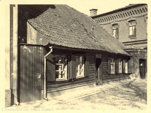 Nami Cēsīs, Lielajā Kalēju ielā 5 un 5a. Nezināma autora fotogrāfija 1940. gadu beigās. CM 55250