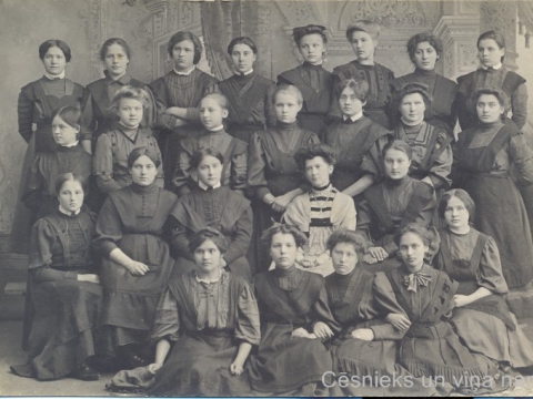 K. Apkalnes sieviešu ģimnāzijas audzēknes un franču valodas skolotāja. K. Andersona foto Cēsīs, ap 1907. - 1910. gadu. - CM 58325