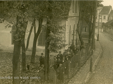Lūgšanu nams Cēsīs, Lielajā Kalēju ielā 6, 20. gs. sākumā. P. Paukšēna foto. Cēsu muzeja inv. nr. CM 115662