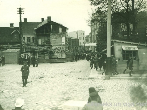 Skats uz daļēji sagruvušo ēku Rīgas ielā 1 ap 1926. gadu; CM 16763