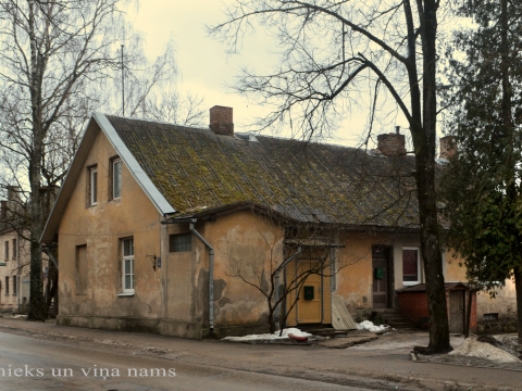 Nams Cēsīs, Piebalgas ielā 4. Foto Raitis Jelevičs 2024.g. februārī.