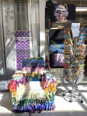 Interjera dizaina elements - krēsls, kas veidots no otrreizēji pārstrādātiem materiāliem